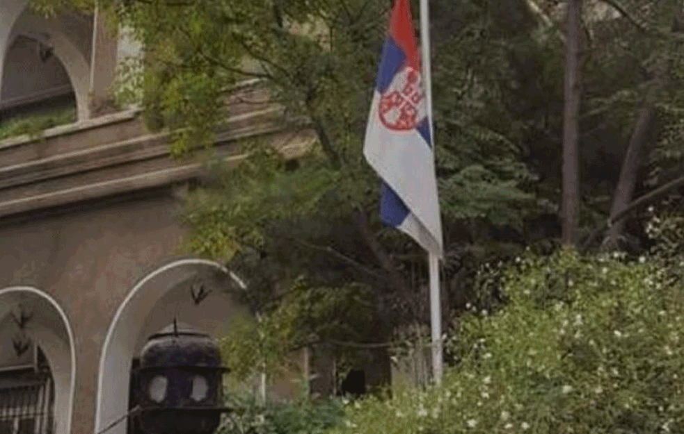 ZA ĐEDOM SE TUGUJE I U SIRIJI: <span style='color:red;'><b>Zastava Srbije</b></span> na pola koplja u Damasku zbog smrti Amfilohija!